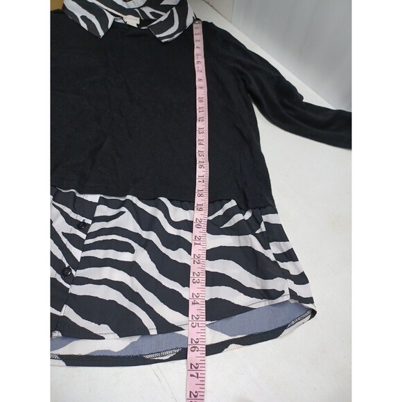 Chicos Women Size 1 Pull Over Sweater pretty Shade Black white Animal print - Picture 5 of 7